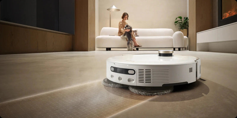 Robot aspirapolvere MOVA V50 Ultra mentre naviga automaticamente in un soggiorno grazie alla tecnologia LiDAR e DToF.
